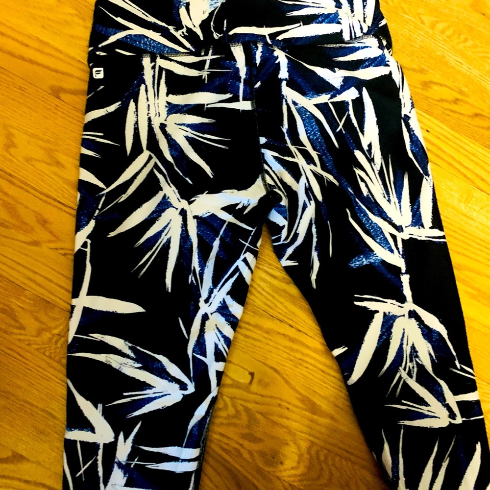 Fabletics 3/4 length floral pattern leggings size L like new